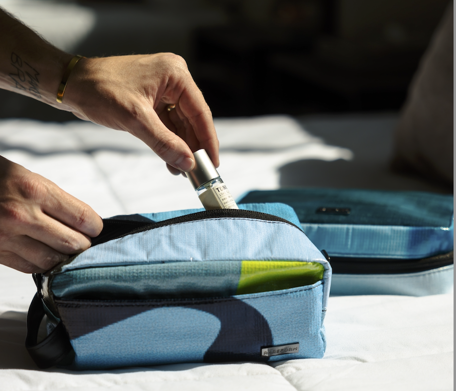 Travel Toiletry Bag : Photo by Tyler Nix on Unsplash