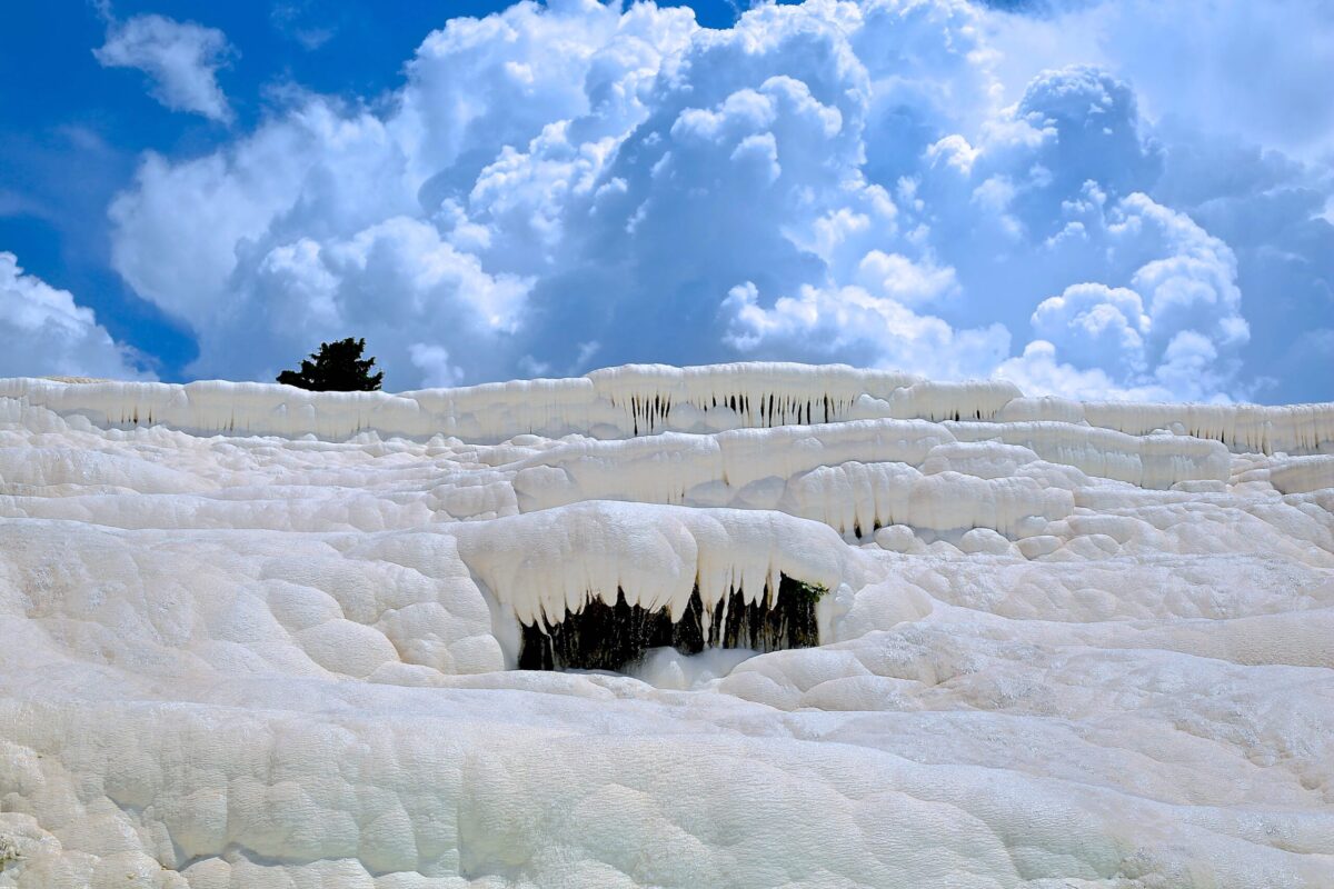 Turkey Pamukkale deposits travertines : Photo by Daniela Cuevas on Unsplash